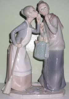 LLADRO THE GOSSIPS 4984 2 OLD LADIES GOSSIPING BROOM  