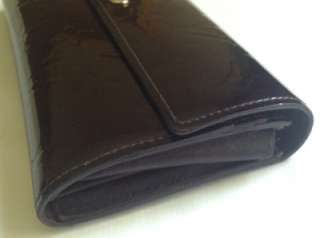 Available to you is a Louis Vuitton Vernis Amarante Sarah Wallet. This 
