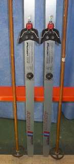 The skis are signed ARTIS. Measures 79 (200 cm) long. Have 3 pin 75 