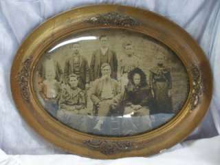 VINTAGE OVAL CONVEX BUBBLE GLASS PICTURE FRAME & FAMILY PHOTO  