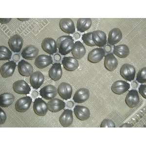 Vintage Plastic Gray Coreopsis Flower Beads  Kitchen 