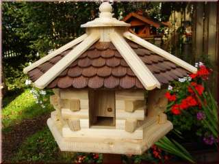 großes Vogelhaus mit braunen Schindeln inkl.Futtersilo  