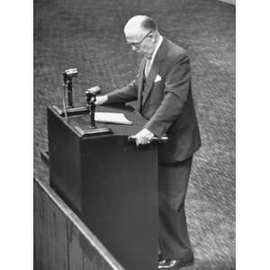  George C. Marshall Speaking before the General Assembly 
