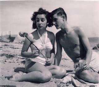 1945 Elizabeth posing with Roddy McDowall