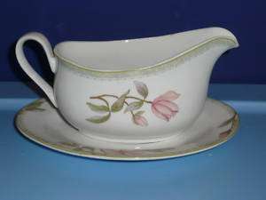 Oneida Fine Porcelain SavannahGravy Boat w/underplate  